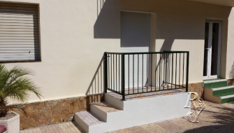 Replacing the old door to a new and modification of the entrance to the house