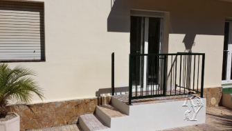 Sustitución de la puerta antigua a una nueva y modificación de la entrada a la vivienda