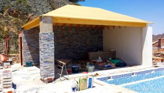 Gazebo junto a la piscina