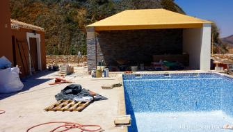 Gazebo junto a la piscina