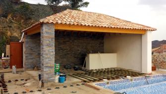 Gazebo junto a la piscina