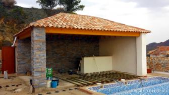 Gazebo junto a la piscina