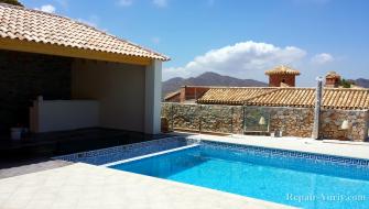 Gazebo junto a la piscina