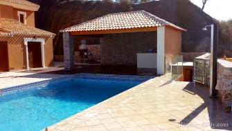 Gazebo junto a la piscina