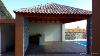 Gazebo junto a la piscina