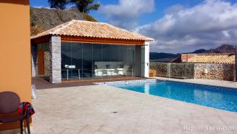 Gazebo junto a la piscina