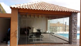 Gazebo junto a la piscina